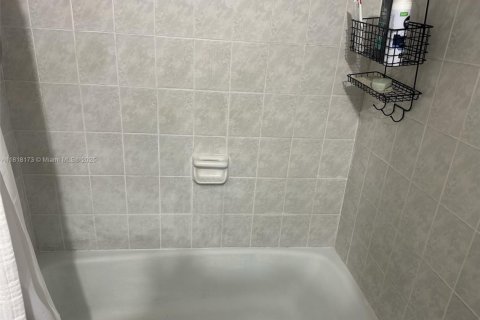 Condo in Doral, Florida, 2 bedrooms  № 1775163 - photo 3