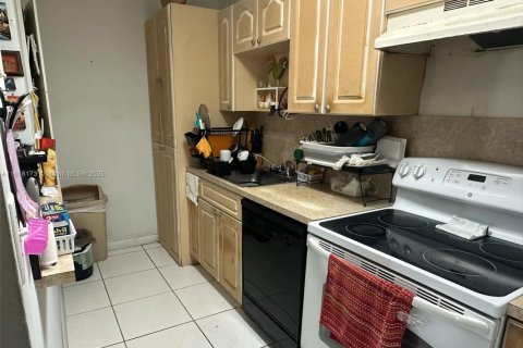 Condo in Doral, Florida, 2 bedrooms  № 1775163 - photo 11