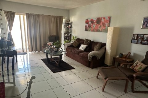 Condo in Doral, Florida, 2 bedrooms  № 1775163 - photo 12