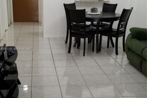 Condo in Miami, Florida, 1 bedroom  № 2066179 - photo 9