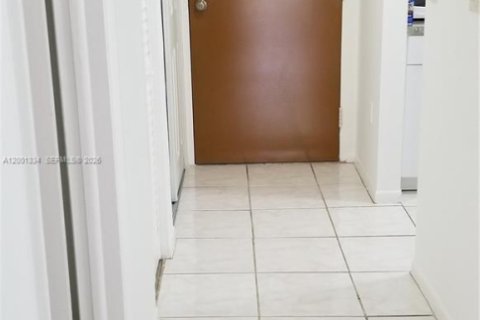 Condo in Miami, Florida, 1 bedroom  № 2066179 - photo 7