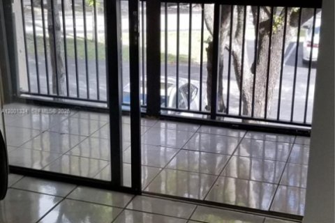 Condo in Miami, Florida, 1 bedroom  № 2066179 - photo 21