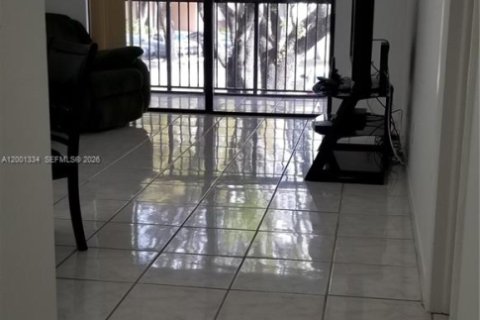 Condo in Miami, Florida, 1 bedroom  № 2066179 - photo 5