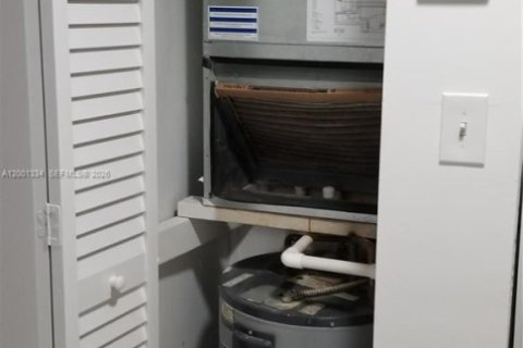 Condo in Miami, Florida, 1 bedroom  № 2066179 - photo 17