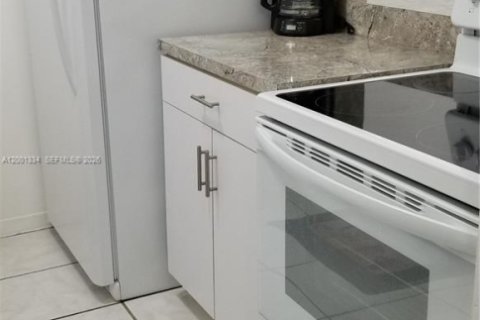 Condo in Miami, Florida, 1 bedroom  № 2066179 - photo 3