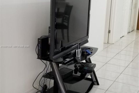 Condo in Miami, Florida, 1 bedroom  № 2066179 - photo 10