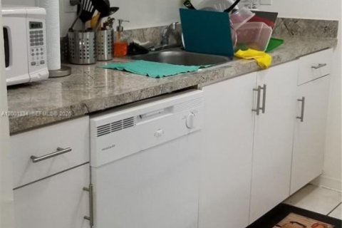 Condo in Miami, Florida, 1 bedroom  № 2066179 - photo 2