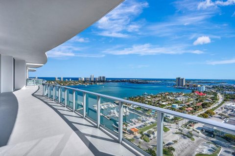 Condo in Lake Park, Florida, 3 bedrooms  № 2272269