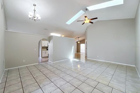 House in Apopka, Florida 3 bedrooms, 176.24 sq.m. № 2318715 - photo 2