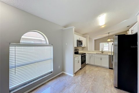 House in Apopka, Florida 3 bedrooms, 176.24 sq.m. № 2318715 - photo 7
