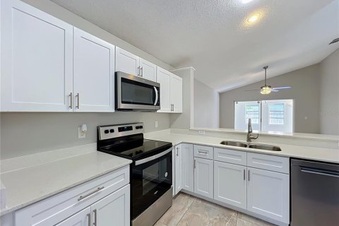 House in Apopka, Florida 3 bedrooms, 176.24 sq.m. № 2318715 - photo 8