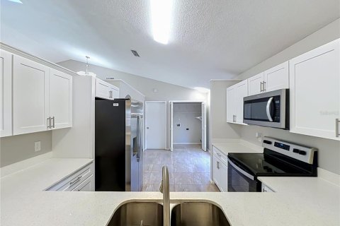 House in Apopka, Florida 3 bedrooms, 176.24 sq.m. № 2318715 - photo 10