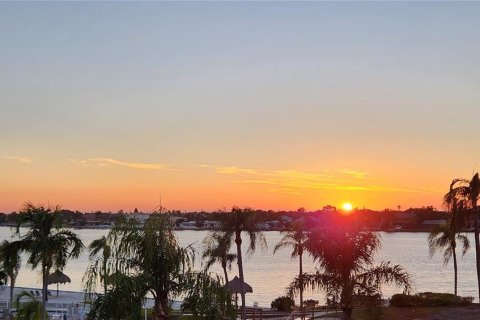 Condominio en alquiler en Saint Petersburg, Florida, 2 dormitorios, 100.33 m2 № 1614410 - foto 1