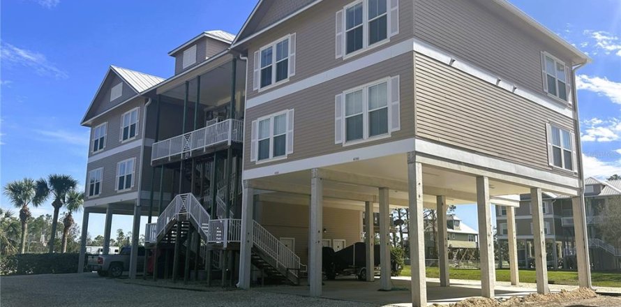 Condo in Horseshoe Beach, Florida, 2 bedrooms  № 1550444