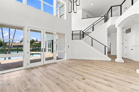 House in Clearwater, Florida 5 bedrooms, 423.45 sq.m. № 2294729 - photo 10
