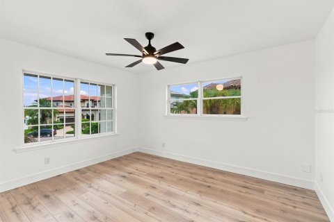 House in Clearwater, Florida 5 bedrooms, 423.45 sq.m. № 2294729 - photo 27