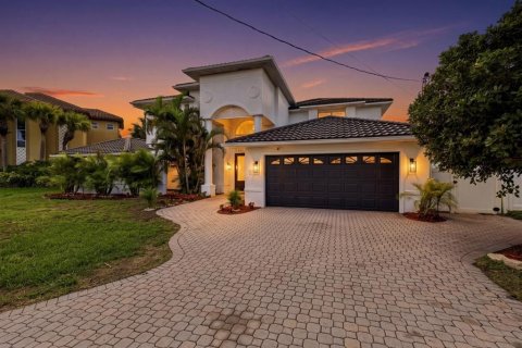 House in Clearwater, Florida 5 bedrooms, 423.45 sq.m. № 2294729 - photo 2