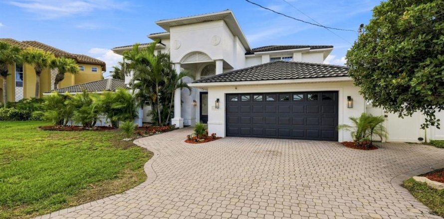 House in Clearwater, Florida 5 bedrooms, 423.45 sq.m. № 2294729