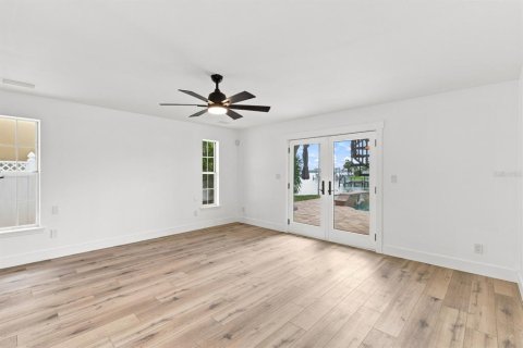 House in Clearwater, Florida 5 bedrooms, 423.45 sq.m. № 2294729 - photo 11