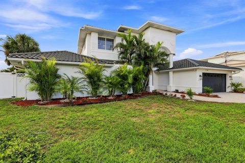 House in Clearwater, Florida 5 bedrooms, 423.45 sq.m. № 2294729 - photo 3