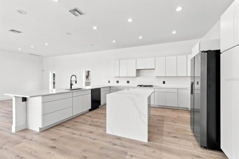House in Clearwater, Florida 5 bedrooms, 423.45 sq.m. № 2294729 - photo 20