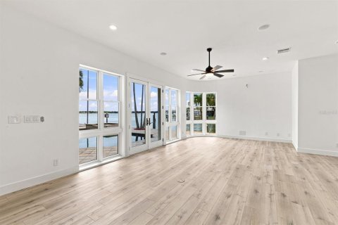 House in Clearwater, Florida 5 bedrooms, 423.45 sq.m. № 2294729 - photo 22