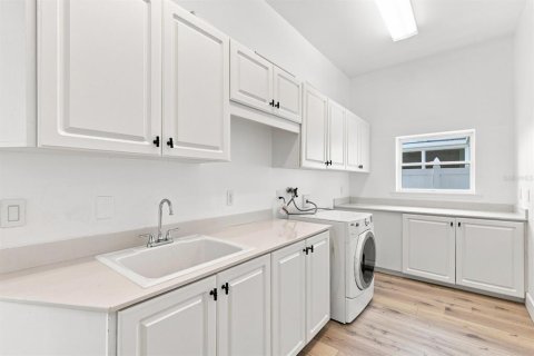 House in Clearwater, Florida 5 bedrooms, 423.45 sq.m. № 2294729 - photo 17