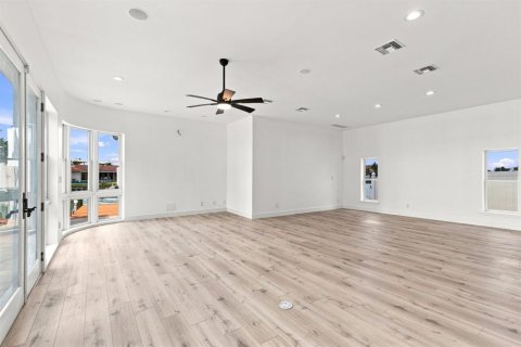 House in Clearwater, Florida 5 bedrooms, 423.45 sq.m. № 2294729 - photo 23