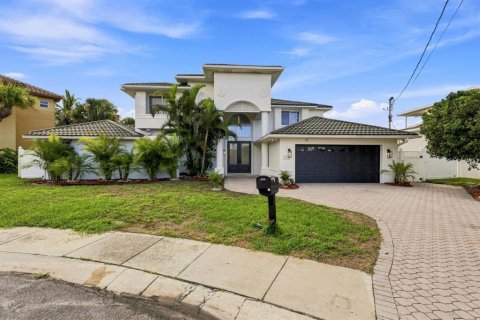 House in Clearwater, Florida 5 bedrooms, 423.45 sq.m. № 2294729 - photo 4