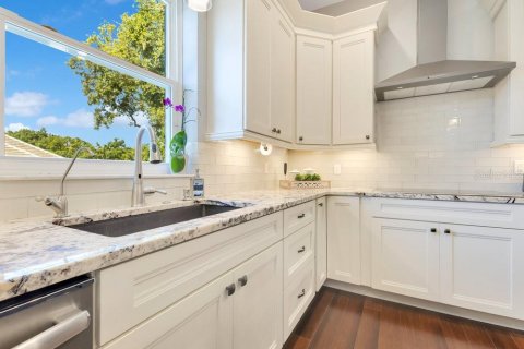Casa en venta en Orlando, Florida, 4 dormitorios, 348.2 m2 № 1719598 - foto 13
