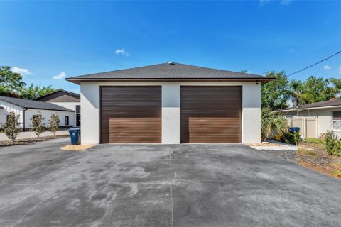 Commercial property in Auburndale, Florida 185.8 sq.m. № 2108232