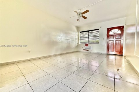 Copropriété à louer à Miami Beach, Floride: 38.55 m2 № 1998311 - photo 2