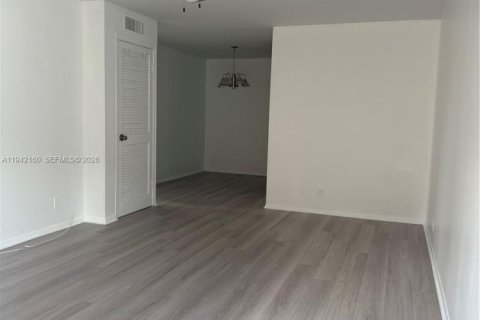 Купить кондоминиум в Корал-Спрингс, Флорида 2 спальни, 69.86м2, № 2055318 - фото 3