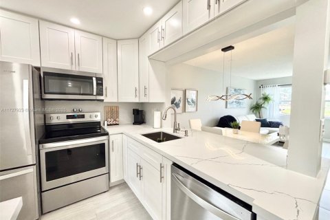 Condo in Lauderdale Lakes, Florida, 1 bedroom  № 2038117 - photo 4