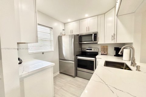 Condo in Lauderdale Lakes, Florida, 1 bedroom  № 2038117 - photo 2