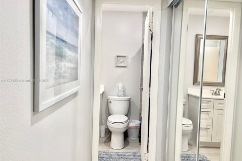 Condo in Lauderdale Lakes, Florida, 1 bedroom  № 2038117 - photo 21