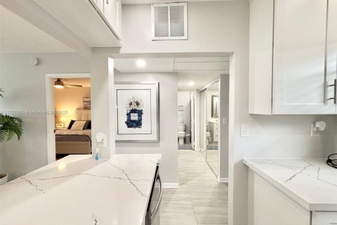 Condo in Lauderdale Lakes, Florida, 1 bedroom  № 2038117 - photo 7