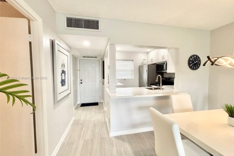 Condo in Lauderdale Lakes, Florida, 1 bedroom  № 2038117 - photo 17