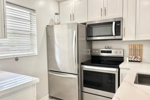Condo in Lauderdale Lakes, Florida, 1 bedroom  № 2038117 - photo 3