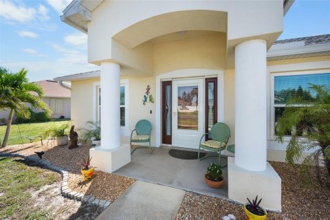 Villa ou maison à vendre à Port Charlotte, Floride: 3 chambres, 168.62 m2 № 2419336 - photo 2