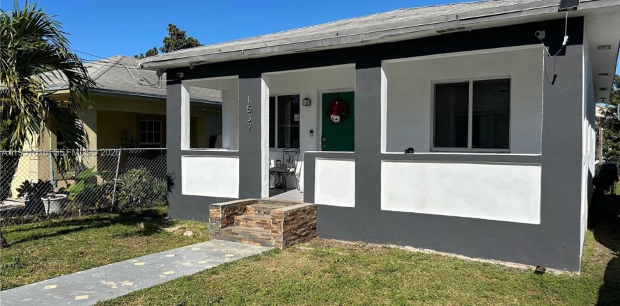 Дом в Майами, Флорида 2 спальни, 86.96м2 № 2025850