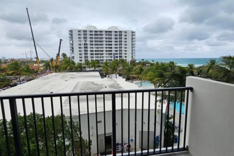 Снять в аренду кондоминиум в Серфсайд, Флорида 2 спальни, 95.13м2, № 1991735 - фото 9