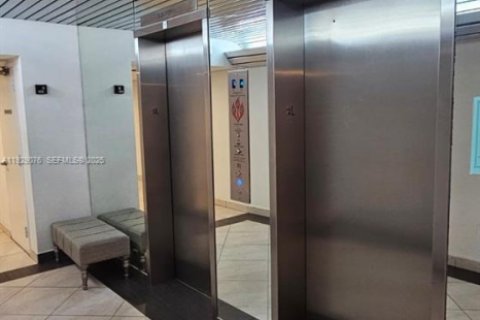 Снять в аренду кондоминиум в Серфсайд, Флорида 2 спальни, 95.13м2, № 1991735 - фото 25