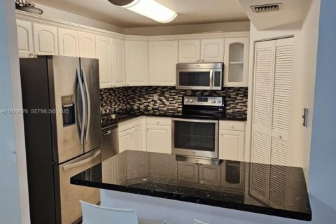 Снять в аренду кондоминиум в Серфсайд, Флорида 2 спальни, 95.13м2, № 1991735 - фото 3