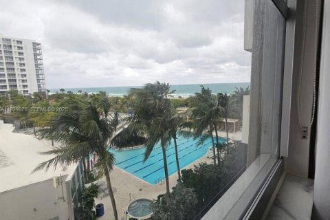 Снять в аренду кондоминиум в Серфсайд, Флорида 2 спальни, 95.13м2, № 1991735 - фото 20