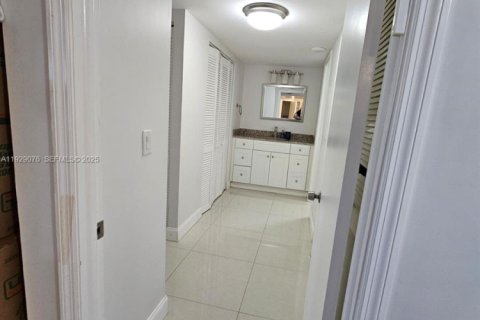 Снять в аренду кондоминиум в Серфсайд, Флорида 2 спальни, 95.13м2, № 1991735 - фото 13