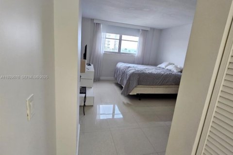 Снять в аренду кондоминиум в Серфсайд, Флорида 2 спальни, 95.13м2, № 1991735 - фото 16