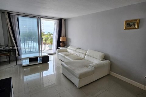 Снять в аренду кондоминиум в Серфсайд, Флорида 2 спальни, 95.13м2, № 1991735 - фото 8