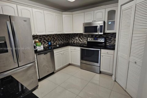 Снять в аренду кондоминиум в Серфсайд, Флорида 2 спальни, 95.13м2, № 1991735 - фото 4