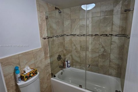 Снять в аренду кондоминиум в Серфсайд, Флорида 2 спальни, 95.13м2, № 1991735 - фото 10